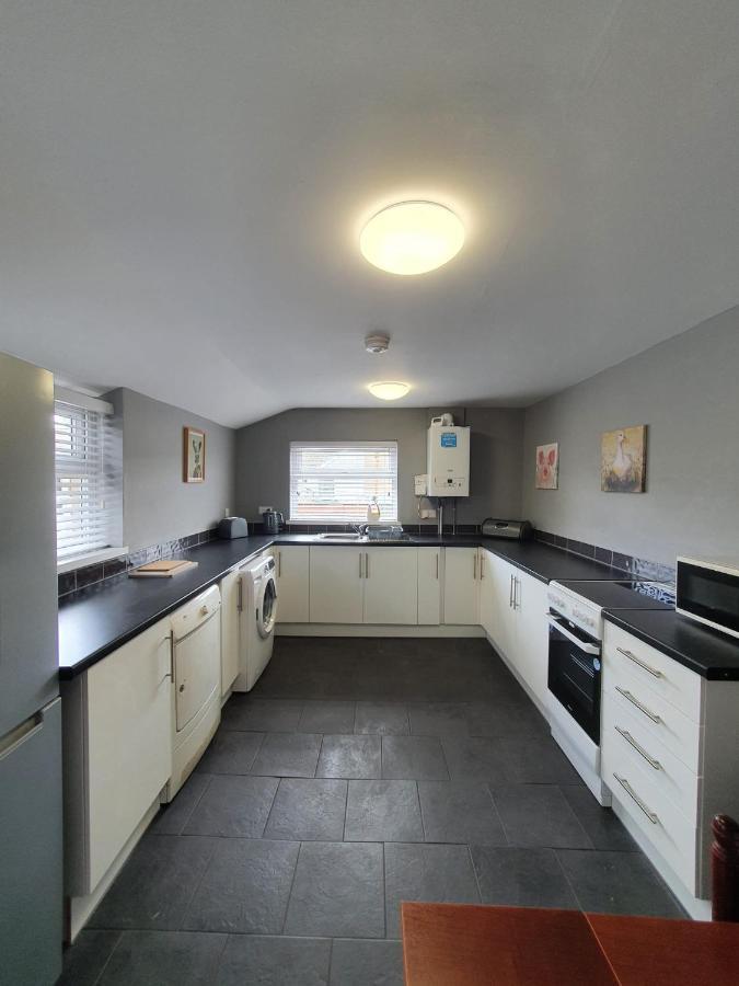2 Bed House, Contractors & Holiday Guests Welcomed Dowlais Экстерьер фото